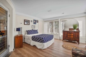 4 bedrooms, desk, iron/ironing board, WiFi