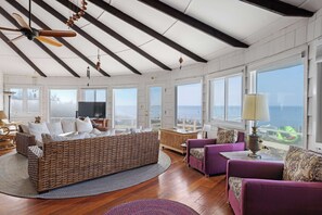 Televisie, een open haard en boeken