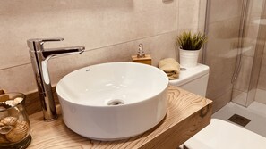 Combined shower/bathtub, hair dryer, towels, soap - The Wood House; a different way to discover Barcelona. Central and comfortable (Barcelona)