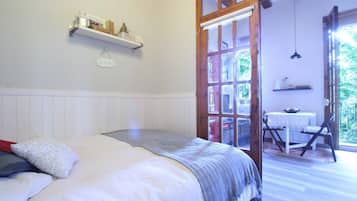 2 chambres, bureau, fer et planche à repasser, lit parapluie