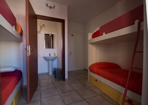 Dormitorio compartido Confort, baño privado | Baño | Regadera y secadora de cabello 