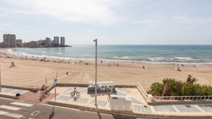 A beach with a paved walkway, a bicycle, and a sign reading "Orpea del mar". - ApartUP Acapulco Beachfront Views (Oropesa del Mar)