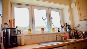 Kaffetrakter/tekoker, kjøleskap, ovn og oppvaskmaskin