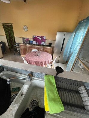 ثلاجة، ميكروويف، فرن، موقد طهي مسطح