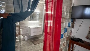 Dusj, hårføner, bidé og håndklær