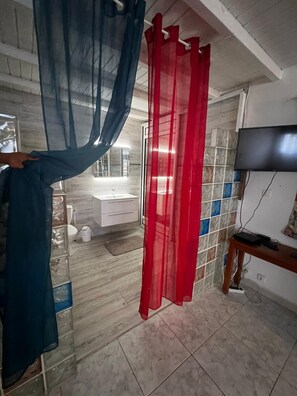 Douche, sèche-cheveux, bidet, serviettes fournies