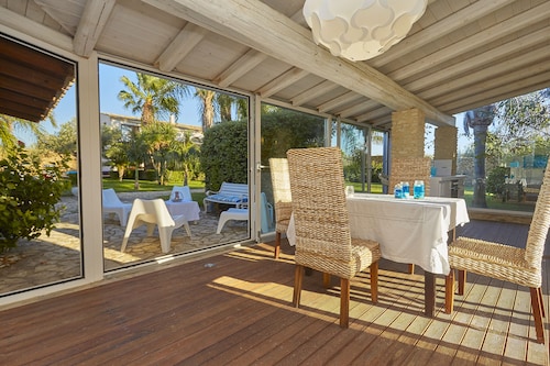 Villa mit Pool am Meer, für 8