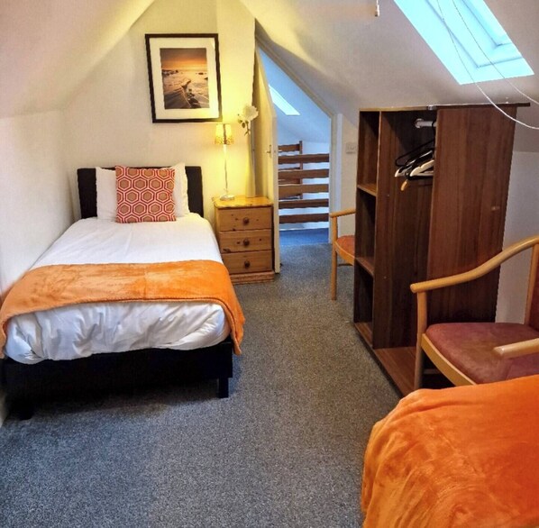 3 bedrooms, desk, iron/ironing board, free WiFi