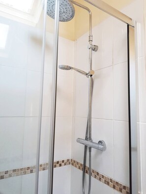 Combined shower/tub, hair dryer, towels