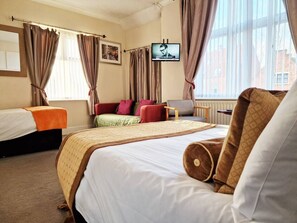 3 bedrooms, desk, iron/ironing board, free WiFi