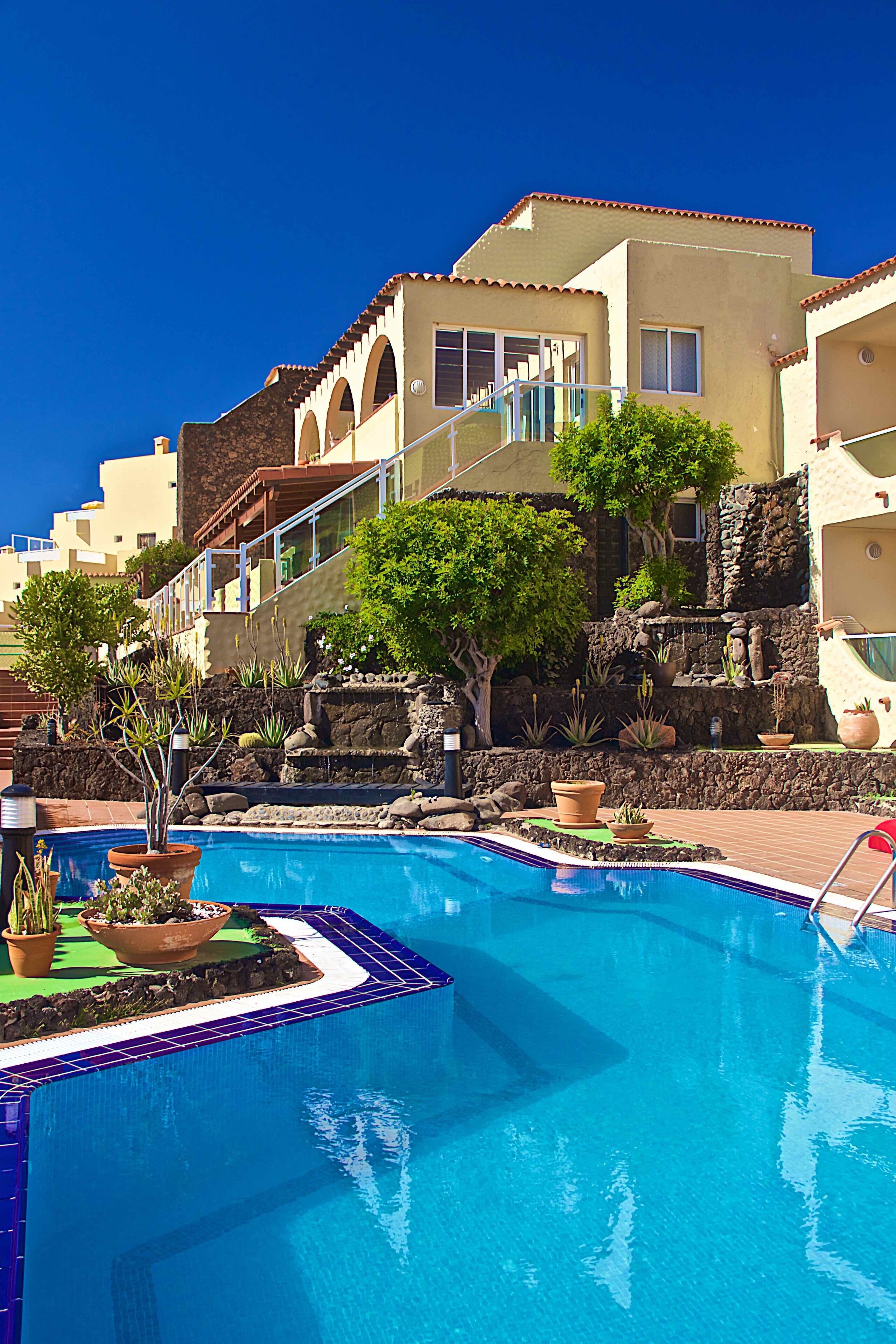 Outdoor pool, sun loungers