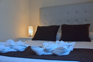 2 chambres, coffres-forts dans les chambres, fer et planche à repasser