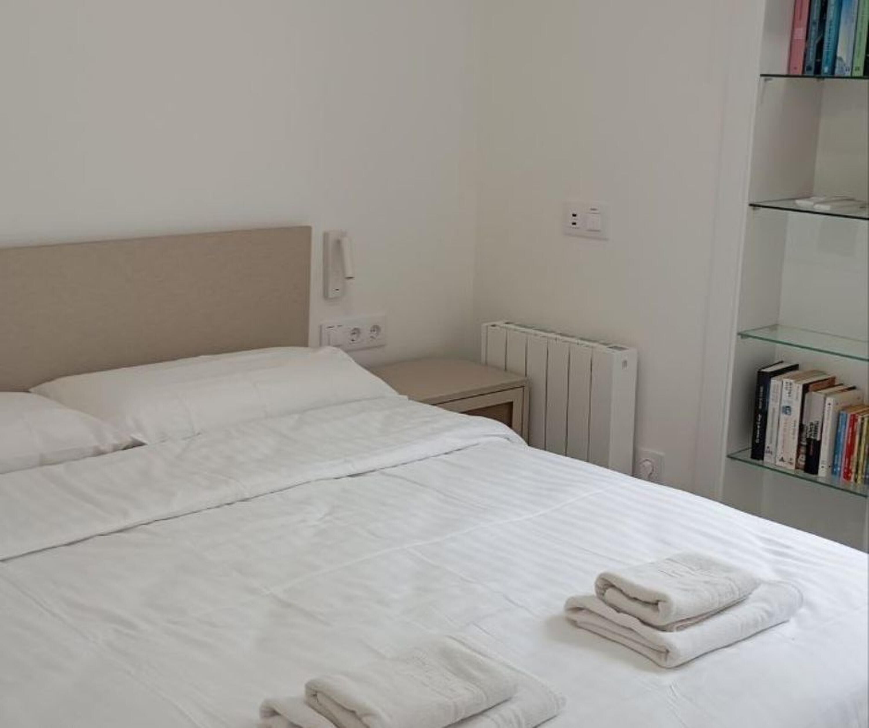 2 dormitorios, tabla de planchar con plancha, wifi gratis y ropa de cama