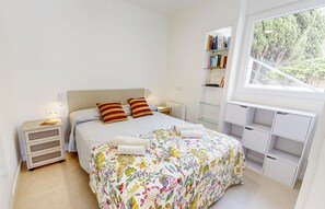 2 bedrooms, iron/ironing board, free WiFi, bed sheets - Lovely apartment at 50m from the beach. 4 pers. Wifi. A/C. (Dénia)
