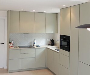 Frigorifero, microonde, forno, piano cottura