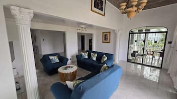 Smart TV, books, stereo