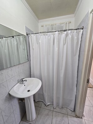 Baignoire, serviettes fournies, papier de toilette