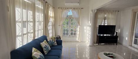 TV connectée, livres, chaîne hi-fi