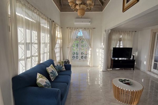 Smart-TV, bøker og stereoanlegg