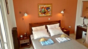 2 chambres, fer et planche à repasser, lit de bébé portatif