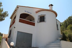 Exterior - Villa with private pool, terrace and porch overlooking the sea. (Orba)