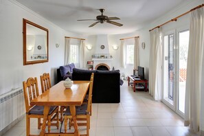 TV, fireplace, DVD player, books - Villa with private pool, terrace and porch overlooking the sea. (Orba)