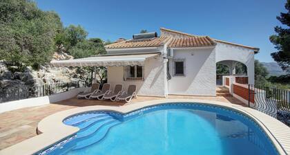 Villa mit privatem Pool, Terrasse und Veranda mit Meerblick.