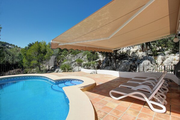 Pool - Villa with private pool, terrace and porch overlooking the sea. (Orba)