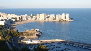 A coastal cityscape with a marina, buildings, and a beach. - ApartUP La Concha Beachfront I (Oropesa del Mar)