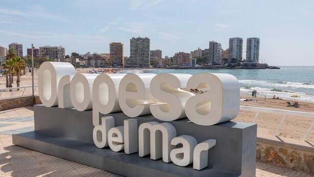A large, modern sign with the text "Oropesa del Mar" in a bold, sans-serif font, set against a backdrop of a beach and city skyline. - ApartUP La Concha Beachfront I (Oropesa del Mar)
