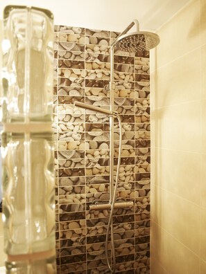 Dutxa, assecador de cabells, bidet i tovalloles 