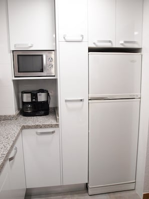 Geladeira, micro-ondas, fogão, cafeteira/chaleira