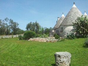 Property grounds - B & B The Owl. Trulli and Nature. Trullo The Lemon (Ostuni)