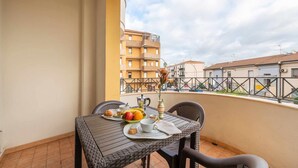 Outdoor dining - TRILO GEMELLI 1: brand new and comfortable at the Lido beach (Alghero)