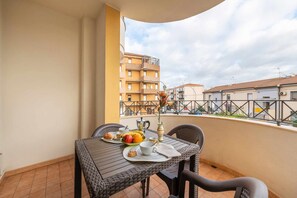 Outdoor dining - TRILO GEMELLI 1: brand new and comfortable at the Lido beach (Alghero)