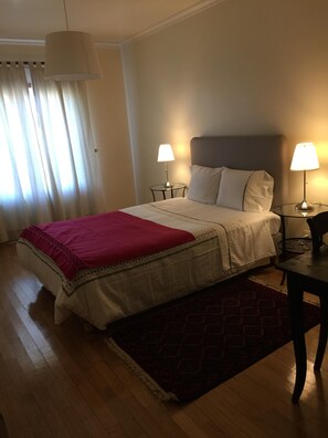 4 bedrooms, iron/ironing board, internet, bed sheets