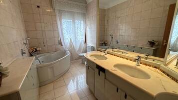 Vasca, asciugacapelli, bidet, asciugamani