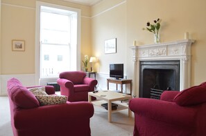 TV, fireplace, offices - Traditional-Styled 2BD Flat, Heart of Edinburgh (Edinburgh)