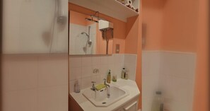 Bathtub, hair dryer, soap, shampoo - Traditional-Styled 2BD Flat, Heart of Edinburgh (Edinburgh)