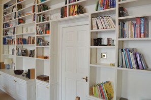 Interior - Traditional-Styled 2BD Flat, Heart of Edinburgh (Edinburgh)