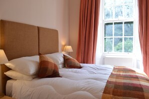 2 bedrooms, iron/ironing board, travel crib, bed sheets - Traditional-Styled 2BD Flat, Heart of Edinburgh (Edinburgh)