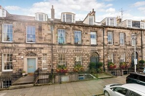 Exterior - Traditional-Styled 2BD Flat, Heart of Edinburgh (Edinburgh)