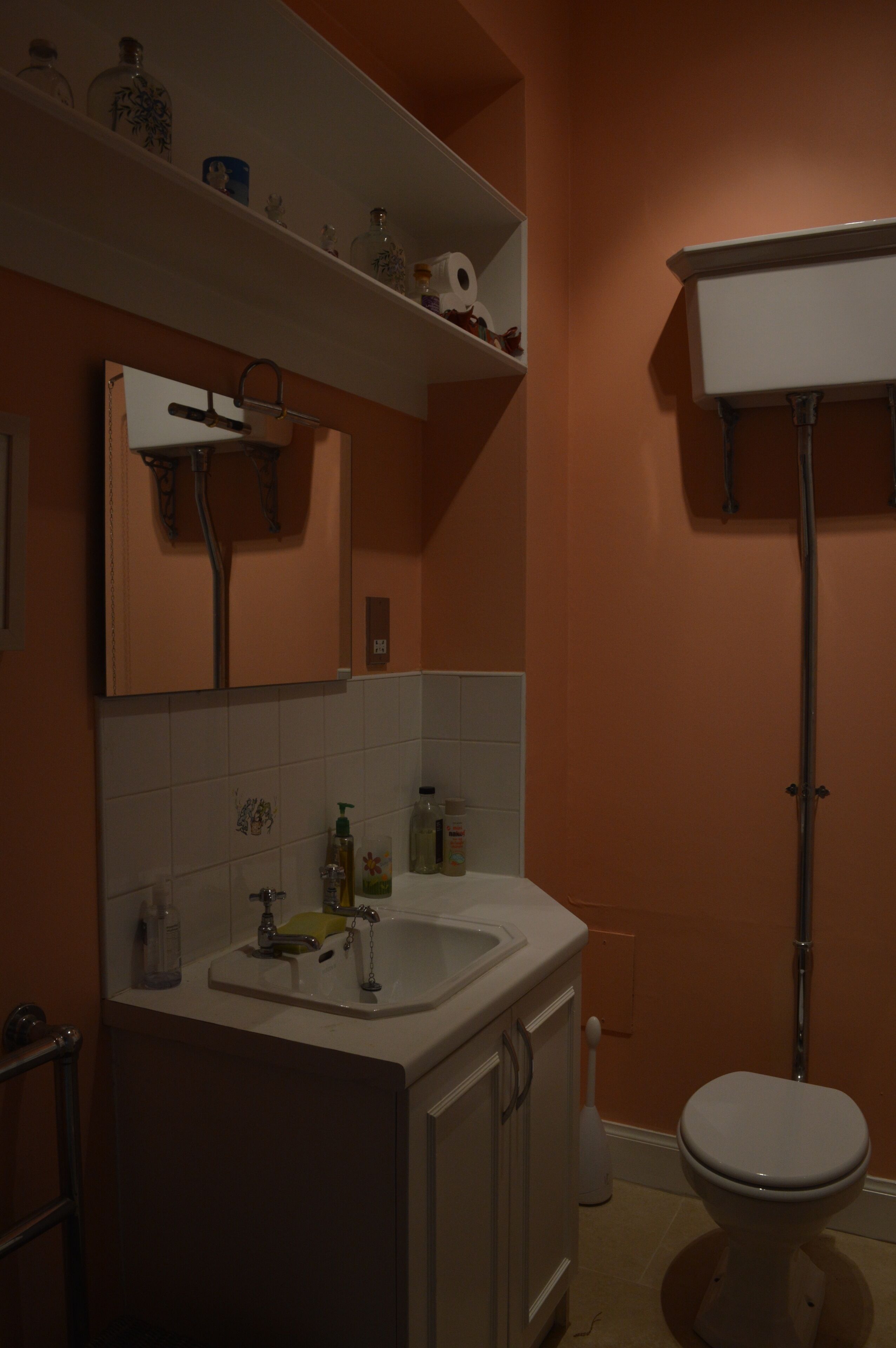 Badekar, hårføner, såpe og sjampo