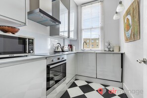 Fridge, microwave, oven, stovetop - West Kensington Lovely Quiet and Bright 2 Bedrooms Flat (Londra)