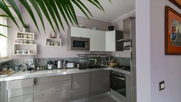 Refrigerador, microondas, horno y parrilla de estufa