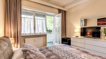 5 bedrooms, in-room safe, desk, iron/ironing board