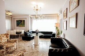 TV connectée, livres, médiathèque, imprimantes