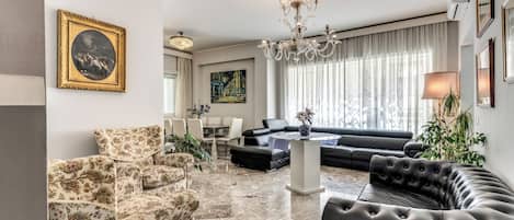 Smart TV, livros, biblioteca musical, impressoras