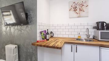 Kühlschrank, Toaster, Kochgeschirr/Geschirr/Besteck