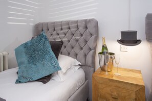 1 bedroom, free WiFi, bed sheets - Cozy converted stable -Room 1 (york)